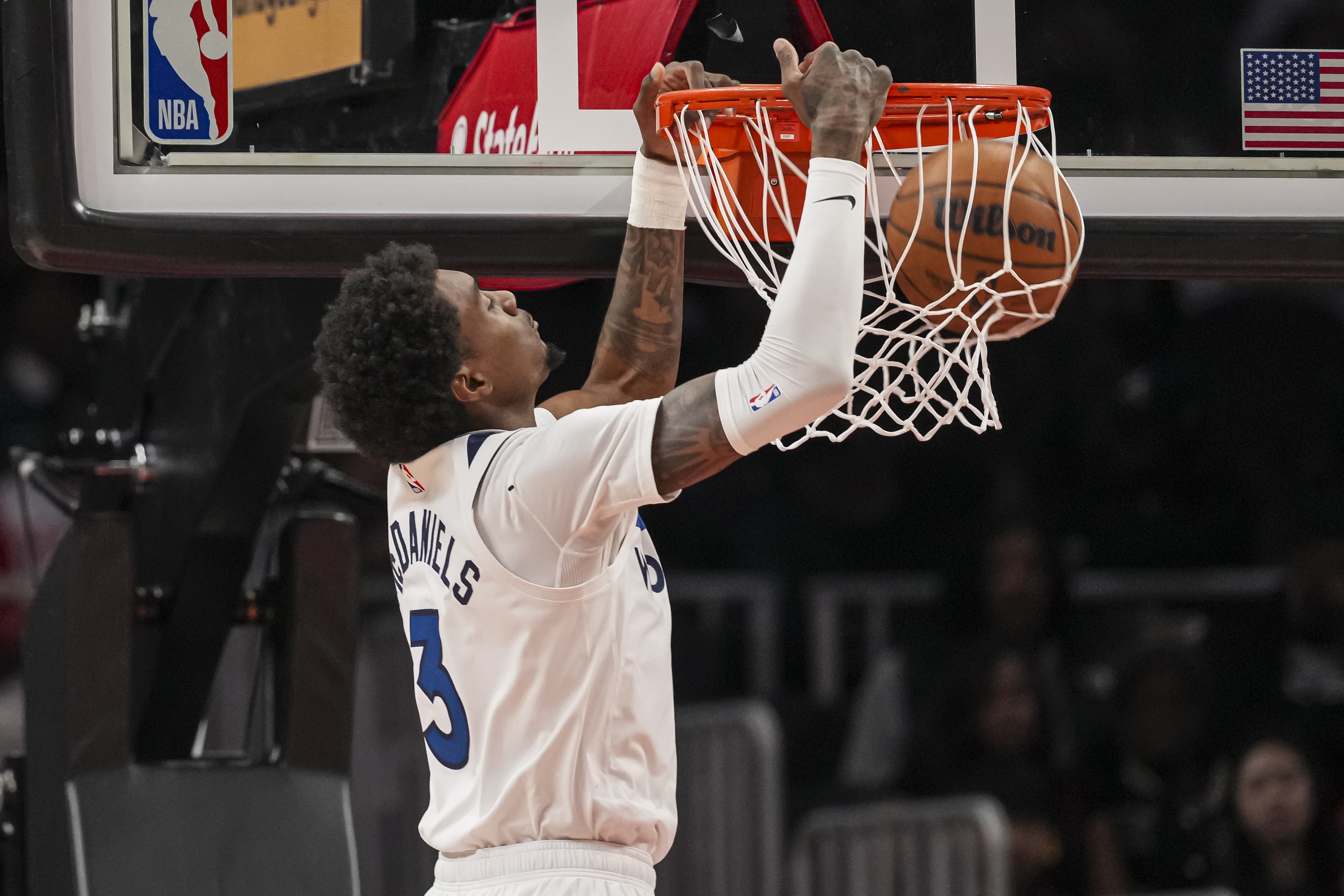 2026 FIFA World Cup-身手全能！麦克丹尼尔斯9中6拿到17分6板5助2帽 三分6中4