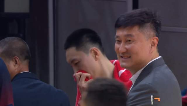 超级大冷门！广东狂输上海40分，徐杰哑火，杜锋却露出诡异笑容